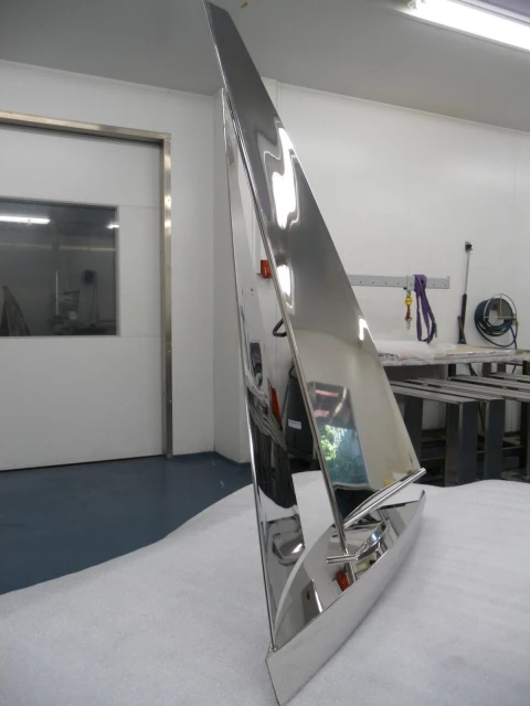 RVS zeilboot gepolijst